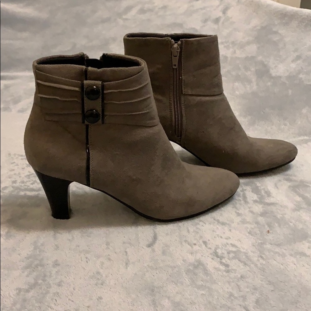 Grey winter boots with black buttons and sole